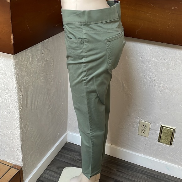 Gloria Vanderbilt- Pull on Crop pants - Picture 2 of 4